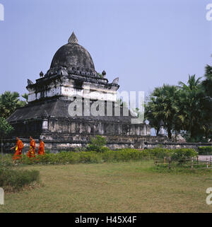 Laos, Luang Prabang, tempio Wat, Wisunarat, 'Lotus Stupa', monaci, nessun modello di rilascio, Asia del sud-est asiatico, destinazione, luogo di interesse, la cultura, l'UNESCO-patrimonio culturale mondiale, architettura, costruzione, struttura pagoda, esterno, persone, uomini, tre locali, fede, religione, Buddismo, buddista, palme, giardino, Foto Stock