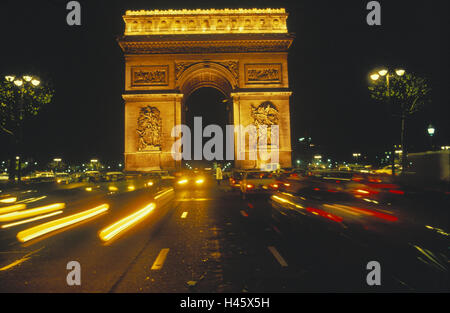 Francia, Parigi, arco trionfale, Arc de Triomphe, notte, un monumento, un punto di riferimento, luci, traffico, automobili, lampioni, illuminato, arcate, architettura, monumento, struttura Foto Stock