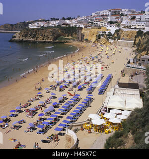 Il Portogallo, Algarve Albufeira, vista città, spiaggia, turistico, Europa, destinazione, città, edificio, case, architettura, spiaggia di sabbia, mare, vacanza, riposo, turismo e vacanza in spiaggia, sedie a sdraio, ombrelloni, persone, soleggiato, esterno, Foto Stock