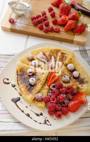 Frittelle fatte in casa con riduzione di balsamico e frutta fresca, fragole e lamponi Foto Stock