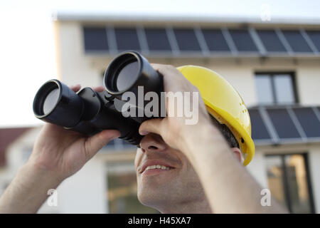 L'uomo, giovane, elmetto, binocolo, ritratto, esterni Foto Stock