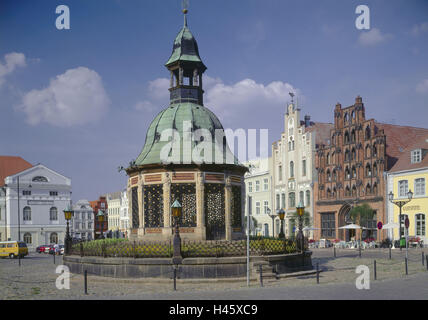 Germania, Meclemburgo-Pomerania occidentale, Wismar marketplace, acqua arte, case di città, città, città anseatica, pavilion 12 angolarmente, approvvigionamento di acqua, early-moderno, stile architettonico rinascimentale, luogo di interesse, Building, edificio di mattoni, casa a capanna, mattone gotico, nel 1380, cultura, esterno, street cafe Foto Stock