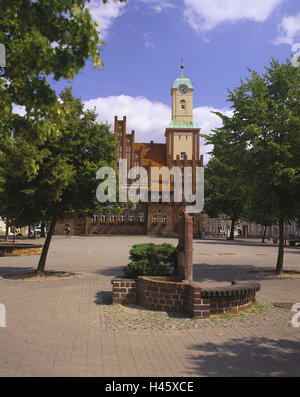 La Germania, il Land Brandeburgo, Wittstock, mercato, il municipio, la città, luogo di interesse, edificio, house, architettura, facciata, tower, municipio, torre edificio di mattoni, architettura in mattoni, spazio esterno, alberi, Foto Stock