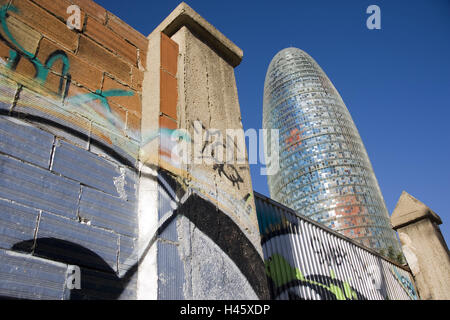 Spagna, Barcellona, mura difensive, graffiti, Torre Agbar, dettaglio, Catalonia, città, edificio grattacielo, torre di uffici, locali commerciali, alto blocco ufficio, ufficio complesso, facciata esterna, Vetro facciata di alluminio al di fuori, architettura moderna, architetto Jean Nouvel, Torre Agbar, vecchio e nuovo, contrasto contrasto, vernici, Foto Stock