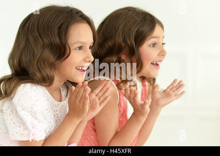 Carino bambine battendo le mani Foto Stock