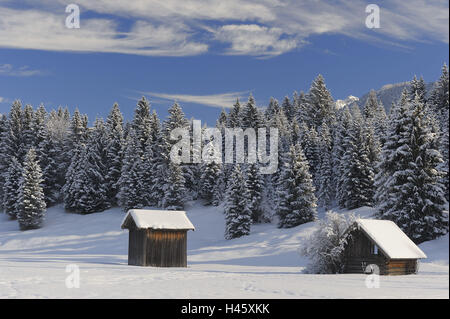 Paesaggio invernale, montagne, fienile Fienile in Germania, in Baviera, Werdenfelser Land, Krün, Foto Stock