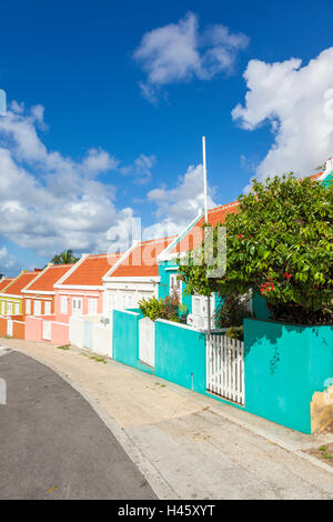 Fila di colorfully case dipinte a Willemstad, Curacao Foto Stock