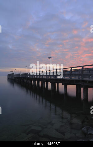 In Germania, in Baviera, Starnberg, il lago di Starnberg, di post-incandescenza, jetty, Foto Stock