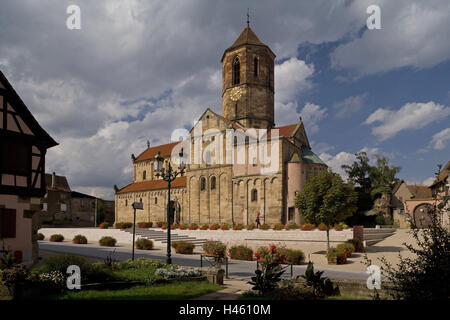 Francia, Alsazia, Rosheim, Pietro e Paolo Chiesa, esterno, Oberelsass, città, chiesa, Steeple, attacchi di attraversamento, torre, orologio, religione, fede, architettura, alberi, fiori, cieli, cloudies, sole, Foto Stock