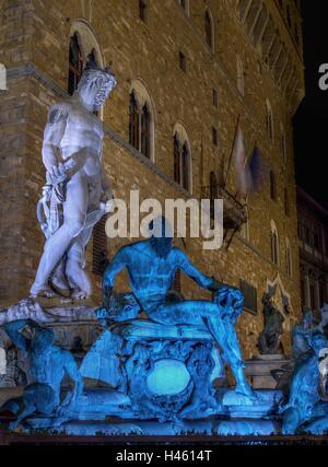 Sperperato il marmo di Carrara? Un dettaglio della Fontana di Nettuno a Firenze; in background e Palazzo Vecchio. Foto Stock