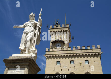 La Repubblica di San Marino e il Monte Titano, la Città Vecchia, la Piazza della Liberta, municipio Statua della Liberta, Foto Stock