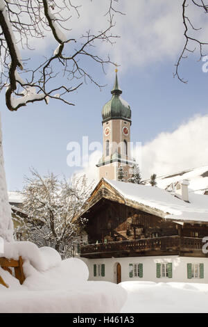 In Germania, in Baviera, Garmisch-Partenkirchen, biblioteca pubblica, Polznkasparhaus, Steeple, inverno, Foto Stock