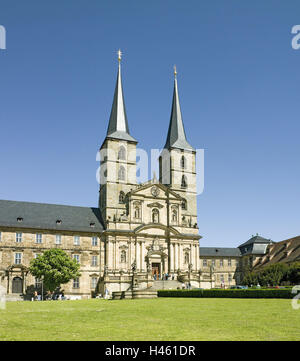 In Germania, in Baviera, Bamberg, minster pezzo Michael, vista frontale, Alta Franconia, raddoppia la torre, i campanili, torri, due, chiesa, il Chiostro benedettino, Minster, Michael di montagna, Michel di montagna, religione, fede, prato, sole, Foto Stock