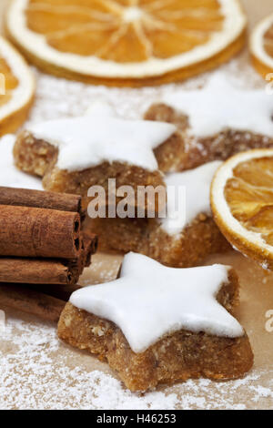 A forma di stella cannella biscotti, fette di arancia, bastoncini di cannella, vicino, Foto Stock