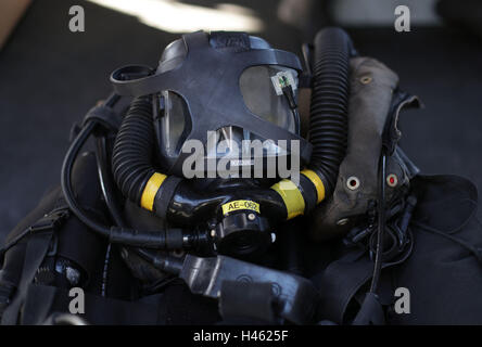 È sotto embargo fino al 1900 Giovedì 13 Ottobre un subacqueo CDLSE gas misto di kit di immersioni (gioco subacquei la vita delle attrezzature di supporto) a bordo HMS Cattistock - un Royal Navy Hunt-classe contromisure mine nave - nei laghi occidentali della Scozia durante un Royal Navy guerriero comune esercitazione. Foto Stock