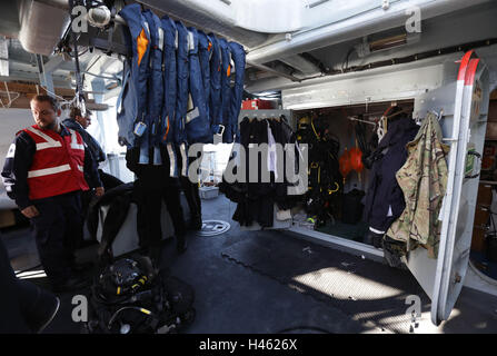 Giubbotti di salvataggio e kit subacqueo a bordo di HMS Catstock - una nave di contromisure Royal Navy Hunt-class mine - nei laghi della Scozia occidentale, durante un esercizio di addestramento Royal Navy Joint Warrior. Foto Stock