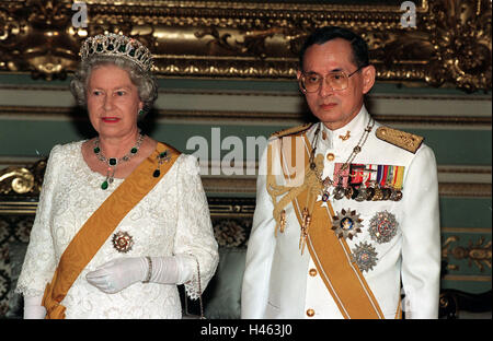 File foto datata 28/10/96 della Regina Elisabetta II e il re Bhumibol Adulyadej di Tailandia a uno stato banchetto presso il Chakri Palace a Bangkok, come la regina è diventata la più lunga del mondo regnante monarca vivente dopo la sua morte. Foto Stock