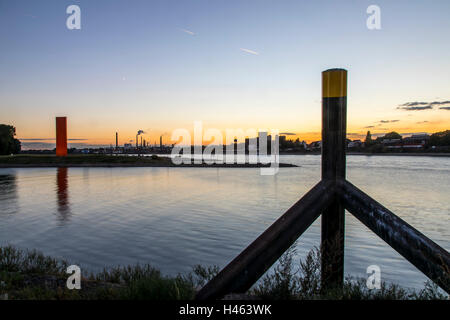 Scultura in acciaio Rheinorange alla foce del fiume Ruhr nel Reno, Sachtleben impianto chimico, Duisburg, Germania Foto Stock