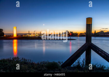 Scultura in acciaio Rheinorange alla foce del fiume Ruhr nel Reno, Sachtleben impianto chimico, Duisburg, Germania Foto Stock