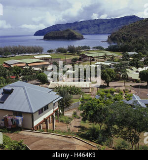 Polinesia francese, Hiva Oa, Atuona, vista locale, pacifico, isola, regione costiera, montagne, natura, destinazione, turismo, case, edifici, campo di calcio, Foto Stock