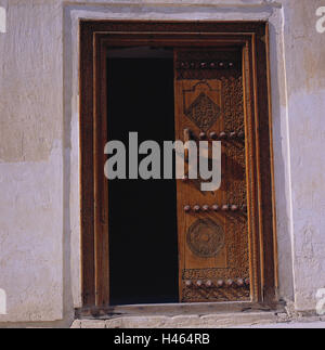 Il Bahrain, isola Muharraq, casa residenziale, Shaikh Isa è storica Ali, porta di legno, dettaglio, isola di stato, sheikdom, destinazione, edilizia, architettura, house, stile architettonico, architettura, è regionale, tipico, esterno, è deserta, luogo di interesse, turismo, porta di input, carving, è artistico, campione, ornamenti, Foto Stock