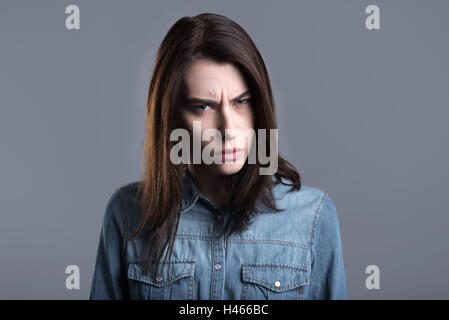 Collerico giovane donna Foto Stock