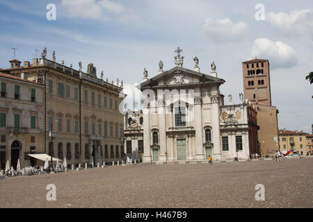 L'Italia, Lombardia, Mantova, Piazza Sordello, Duomo di San Pietro, Palazzo Vescovile, la città di destinazione, luogo di interesse, cultura, edificio, case, architettura, struttura, chiesa, costruzione sacra, portale, Steeple, spazio, la fede, la religione, il cristianesimo, esterno, turismo, cattedrale, Foto Stock