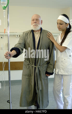 Ospedale, paziente, asta portaflebo, infermiere, guida, supporto, Foto Stock