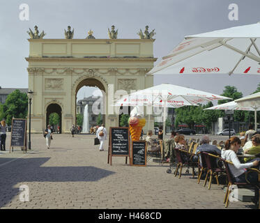 La Germania, il Land Brandeburgo, Potsdam, la Porta di Brandeburgo, il lato città, sidewalk cafe, turisti, Brandenburger Strasse, portellone, costruzione, arco trionfale, architettura, attrazione, turismo, vacanze, le persone al di fuori, Cafe, ombrelloni, pavimentatrici, architettonico st Foto Stock