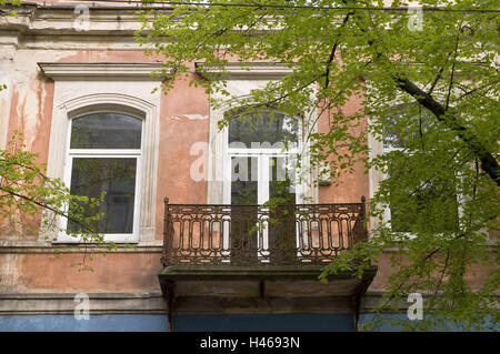 La Lituania, Vilnius, Città Vecchia, Sodu Gatve, casa, vecchio, balcone, albero, dettaglio Foto Stock