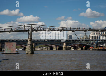 Londra. Il fiume Tamigi. Il Millennium Bridge visto dal fiume su una soleggiata giornata autunnale. Foto Stock