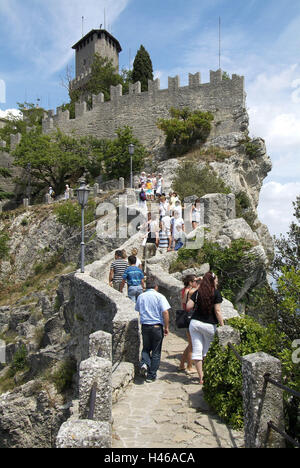 La Repubblica di San Marino e il Monte Titano, fortezza la Guaita, scale, visitatori Foto Stock