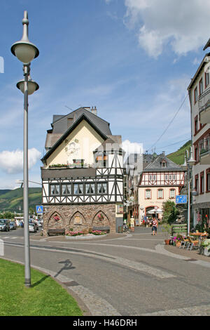 In Germania, in Renania Palatinato, Zell sulla Mosella, zona pedonale, locale inizio, vista locale, street restaurant, edificio, case, Lampione, Zell, wine bar, area vitivinicola, il villaggio del vino, viticoltura, Foto Stock