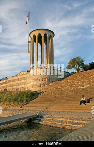 In Germania, in Renania Palatinato, Neuwied sul Reno, controllo di inondazione dyke, livello torre, Neuwied, Reno, fiume, scale, torre, l'acqua alta, dyke, controllo di inondazione dyke, persone, uomo, sedersi, Foto Stock