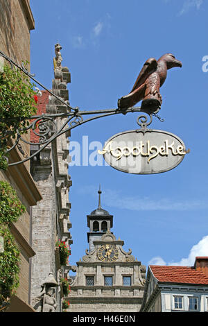 In Germania, in Baviera, Market-ampiamente con il principale, Città Vecchia, società di placca, farmacia bambino, segno, farmacia, storicamente al di fuori del mercato, ampiamente, tower, municipio, torre orologio, cielo blu, Foto Stock