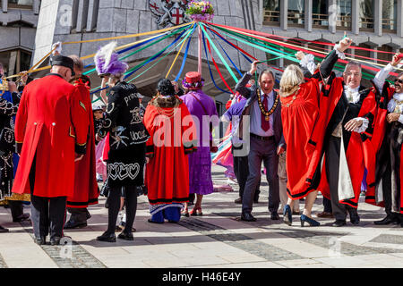 Londra Sindaci si uniscono in una danza Maypole durante la perlacea re e regine' Harvest Festival, la Guildhall Yard a Londra, Inghilterra Foto Stock
