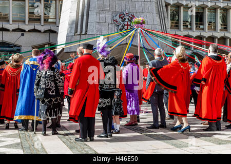 Londra Sindaci si uniscono in una danza Maypole durante la perlacea re e regine' Harvest Festival, la Guildhall Yard a Londra, Inghilterra Foto Stock