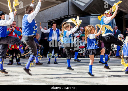 Morris ballerini eseguono a perlacea re e regine' Harvest Festival, che si tiene annualmente alla Guildhall Yard a Londra, Inghilterra Foto Stock