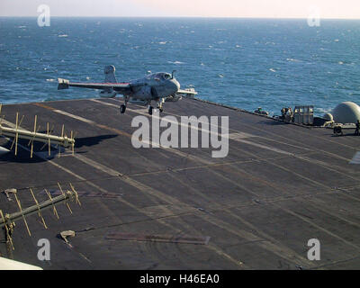 8 Marzo 2003 durante l'Operazione Enduring Freedom: un EA-6B Prowler terre sulla USS Abraham Lincoln nel Golfo Persico. Foto Stock