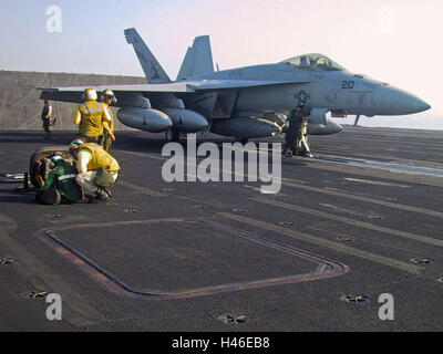 Il 18 marzo 2003 durante l'Operazione Enduring Freedom: un'F/A-18 Hornet eccellente sulla USS Abraham Lincoln nel Golfo Persico. Foto Stock