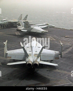 27th Marzo 2003 Operazione Iraq libertà: F/A-18 Super Hornets a breve decollo dalla USS Abraham Lincoln nel Golfo Persico. Foto Stock