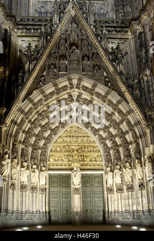 In Germania, in Renania settentrionale-Vestfalia, Colonia, cattedrale, lato ovest, parete figure nel portale di Maria, Foto Stock