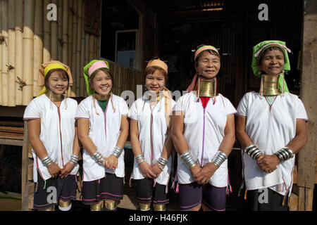 Myanmar, ragazza e le donne della tribù Padaung, 'collo lungo le donne", Foto Stock