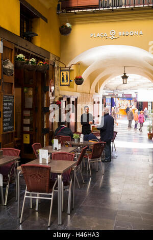 Un cafe' all'aperto in Placa Redona in Valencia Foto Stock