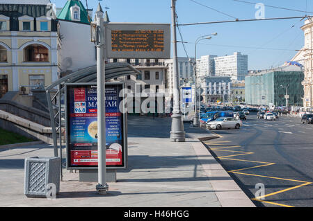 Mosca, Russia- 21.09.2015. vuota fermata bus con segnapunti elettronici sulla via del Teatro Foto Stock