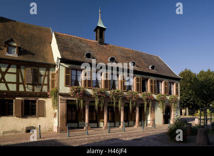 Francia, Alsazia, Kaysersberg, luogo di nascita di Albert Schweitzer Oberelsass, luogo di nascita, casa, fuori, sole, decorazioni floreali, architettura, teologo, medico, missione medico e filosofo, musicista, nessuno, Foto Stock