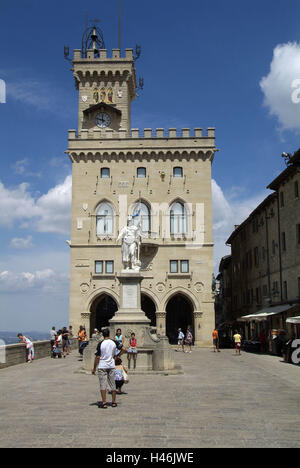 La Repubblica di San Marino e il Monte Titano, la Città Vecchia, la Piazza della Liberta, municipio Statua della Liberta, passanti, Foto Stock