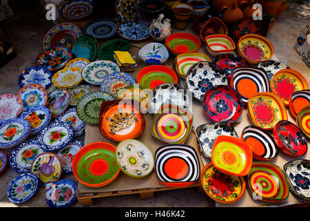 Display a colori della mercanzia cereamic su una strada del mercato di Valencia Spagna Foto Stock