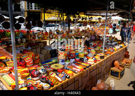Display a colori della mercanzia cereamic su una strada del mercato di Valencia Spagna Foto Stock