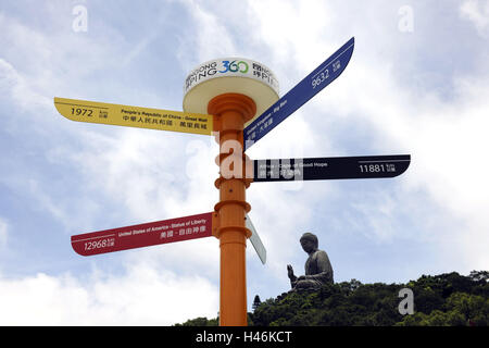 Ngong Ping 360, segnaletica, Big Buddha, nuvole, cielo, Hong Kong, Cina Foto Stock